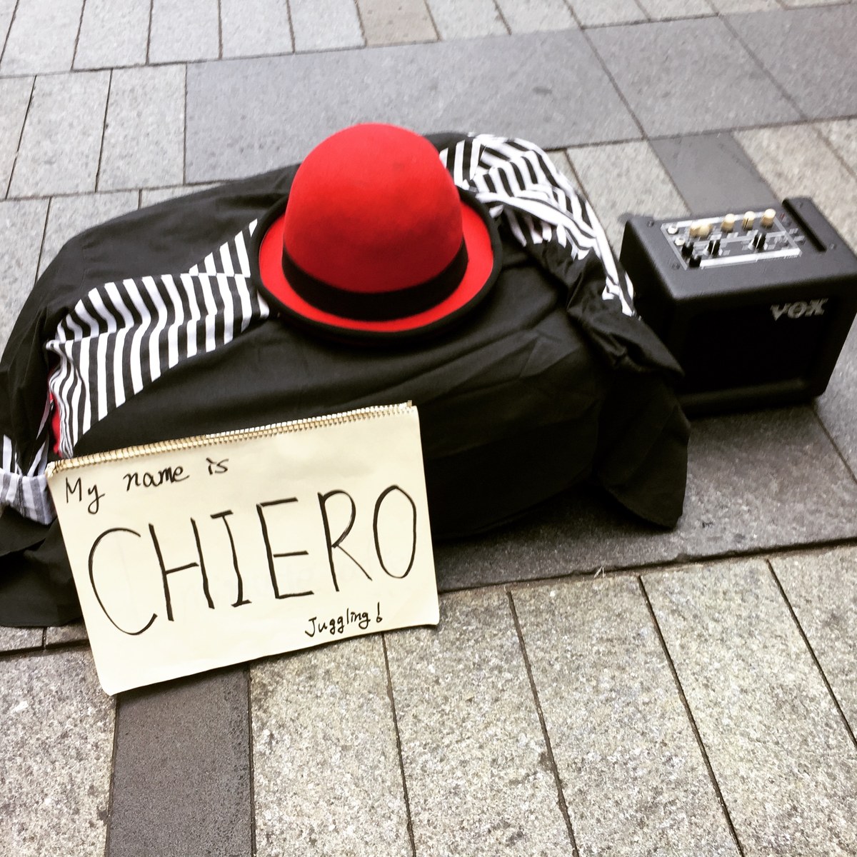 大道芸時代のCHIEROの看板と赤い帽子